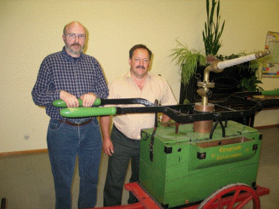 Konrad und Heiner an der Spritze